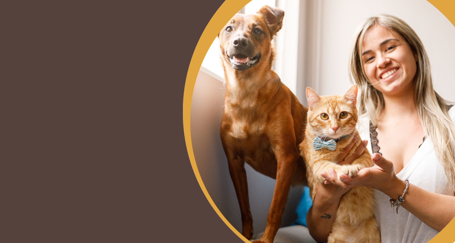 Une femme souriante avec son chien et son chat — la famille Wyldi au complet
